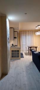 ein Wohnzimmer mit einem Sofa und einem Tisch in der Unterkunft Casa Altomare in Ladispoli