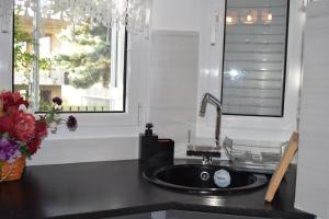 a kitchen counter with a sink and a window at 3h Chris Μικρό, φωτεινό & βολικό σπίτι in Athens