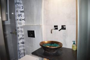 Ein Badezimmer in der Unterkunft 3h Chris Μικρό, φωτεινό & βολικό σπίτι