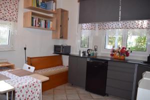 a kitchen with a table and a counter top at 3h Chris Μικρό, φωτεινό & βολικό σπίτι in Athens