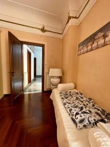 A bed or beds in a room at Happy Holiday