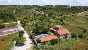 een luchtzicht op een huis met een zwembad bij Casa Litoral Sul - Praia Bela/ PB in Pitimbu