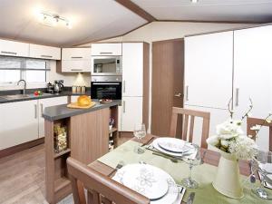 Billede fra billedgalleriet på Family breaks at Rockley Park with Prosecco and a box of chocolates on arrival i Poole