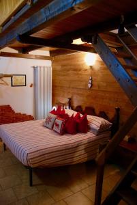 努斯的住宿－Maisonette，一间卧室配有一张带红色枕头的大床