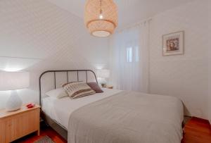 เตียงในห้องที่ Typical Alfama Apartment, by TimeCooler