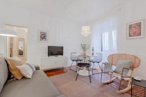 sala de estar con sofá, mesa y sillas en Typical Alfama Apartment, by TimeCooler en Lisboa