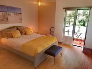 1 dormitorio con 1 cama y puerta corredera de cristal en Enjoy Beloura!, en Sintra