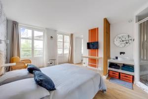 sypialnia z dużym łóżkiem z niebieskimi poduszkami w obiekcie A place to chill w Paryżu +12 zdjęć