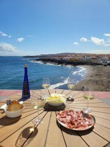 een tafel met een bord eten en wijnglazen bij ALLINSEA LA GARITA in La Garita