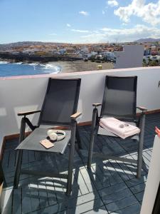 2 stoelen op een balkon met uitzicht op de oceaan bij ALLINSEA LA GARITA in La Garita