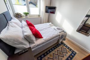 Televízia a/alebo spoločenská miestnosť v ubytovaní Apartament Wilaneska