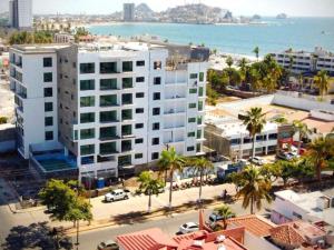 una vista aérea de un edificio frente al océano en Departamento con Alberca, Jacuzzi y Vista al Mar en Mazatlán