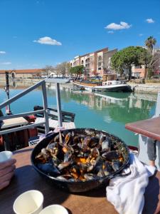 un bol de moules sur une table sur un bateau dans l'établissement ibaia le bonheur, à Frontignan