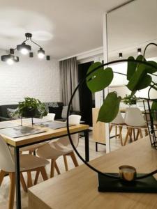 salon ze stołem i jadalnią w obiekcie Apartament w Choczewie w mieście Choczewo