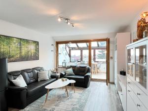 a living room with a couch and a table at STELLA helle Ferienwohnung für Natur-Urlaub im Harz in Sankt Andreasberg