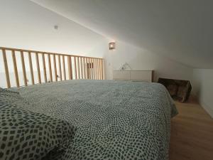 Postel nebo postele na pokoji v ubytování Gîte de charme avec jacuzzi face au Mont Ventoux + 9 fotografií