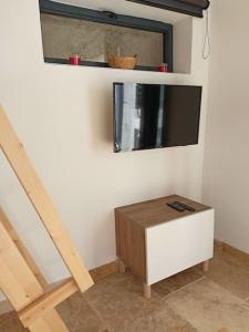 TV a/nebo společenská místnost v ubytování Gîte de charme avec jacuzzi face au Mont Ventoux