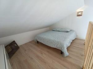 Postel nebo postele na pokoji v ubytování Gîte de charme avec jacuzzi face au Mont Ventoux