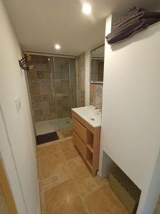 Koupelna v ubytování Gîte de charme avec jacuzzi face au Mont Ventoux