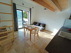 Posezení v ubytování Gîte de charme avec jacuzzi face au Mont Ventoux