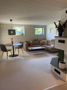- un salon avec un canapé et une table dans l'établissement Leilighet til leie på Klepp nært Borestranden, à Klepp