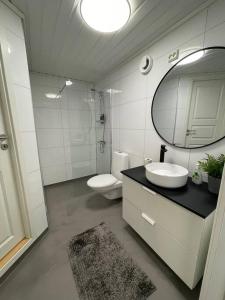 ein Badezimmer mit einem WC, einem Waschbecken und einem Spiegel in der Unterkunft Leilighet til leie på Klepp nært Borestranden in Klepp