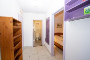 Kleines Zimmer mit einem Bett und einem Bad. in der Unterkunft Stranddüne in Hörnum
