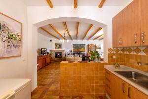 cocina con arco y lavabo en una habitación en Vivienda Rural Las Bartolas en Jaén