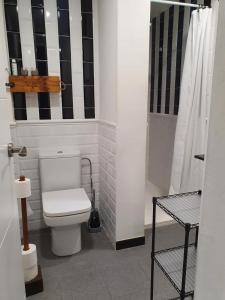 ログローニョにあるPrecioso Apartamento Casco Antiguoの黒と白の壁のバスルーム(トイレ付)