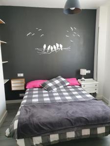 ログローニョにあるPrecioso Apartamento Casco Antiguoのベッドルーム1室(壁に鳥が描かれたベッド1台付)