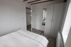 Postel nebo postele na pokoji v ubytování Cosy 3 bedroom seaside cottage