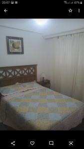 1 dormitorio con 1 cama con edredón azul y amarillo en Dpto pleno centro de mardel, SOLO FAMILIAS O PAREJAS en Mar del Plata