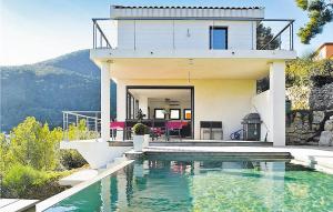 ラ・ヴァレット・デュ・ヴァールにあるBeautiful Home In La Valette Du Var With Wifi, Private Swimming Pool And Outdoor Swimming Poolの目の前にスイミングプールがある家