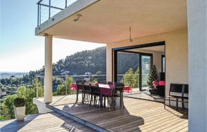 ein Haus mit einer Terrasse mit einem Tisch und Stühlen in der Unterkunft Beautiful Home In La Valette Du Var With Wifi, Private Swimming Pool And Outdoor Swimming Pool in La Valette-du-Var