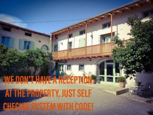 Un edificio con un cartel que dice que no tenemos vecino. en Dvor Vipolže, en Dobrovo