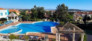 an image of a swimming pool at a resort at Enjoy Beloura! in Sintra