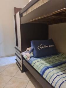 un enfant dormant sur la couchette inférieure d'un lit superposé dans l'établissement Apto a 50m da praia, com ar condicionado, wifi , portaria 24h, à Praia Grande