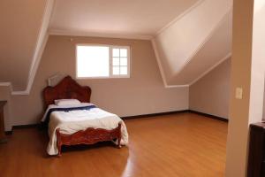 מיטה או מיטות בחדר ב-Cozy and Spacious Home with Incredible Location