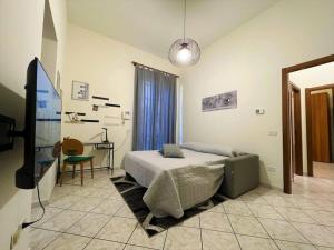 1 dormitorio con 1 cama y TV de pantalla plana en CASA OLTREPO silenziosa comoda centrale e parcheggio interno, en Casteggio