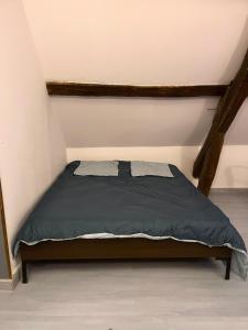 1 dormitorio con 1 cama en el ático en Chablis: grand studio en plein centre ville en Chablis