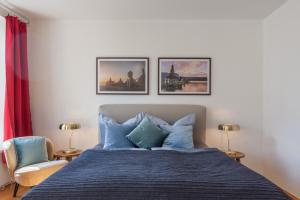 a bedroom with a bed with blue pillows at Schoenes Studio im Zentrum in Berlin