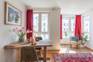 a dining room with red curtains and a table and chairs at Schoenes Studio im Zentrum in Berlin