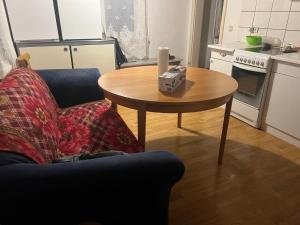 錫根的住宿－Siegen Achenbach 1，客厅配有桌子和沙发