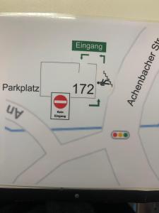 un primer plano de un mapa con una señal de emergencia en Siegen Achenbach 4 en Siegen
