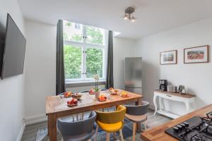 una cucina e una sala da pranzo con tavolo e sedie di Paul Robeson Str. II a Berlino