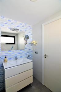 ein Bad mit einem Waschbecken und einem Spiegel in der Unterkunft Apartamento Martina in Puerto del Carmen