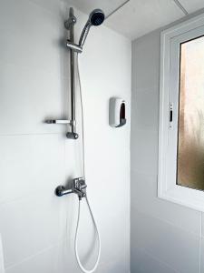 eine Dusche mit Duschkopf im Bad in der Unterkunft Guest House Leo in Alicante