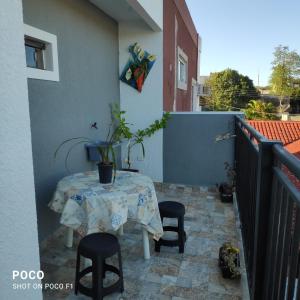 a table and chairs on a balcony with a table and a plant at APTO Maison Class - 3 quartos próximo ao shopping in Foz do Iguaçu