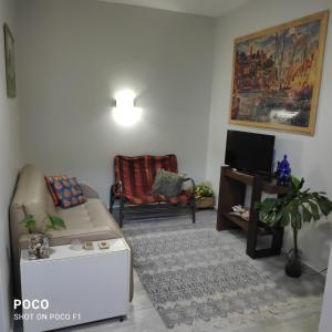 - un salon avec un canapé et une télévision dans l'établissement APTO Maison Class - 3 quartos próximo ao shopping, à Foz do Iguaçu