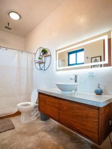 恩塞納達港的住宿－Sarab Hotel，一间带水槽和卫生间的浴室